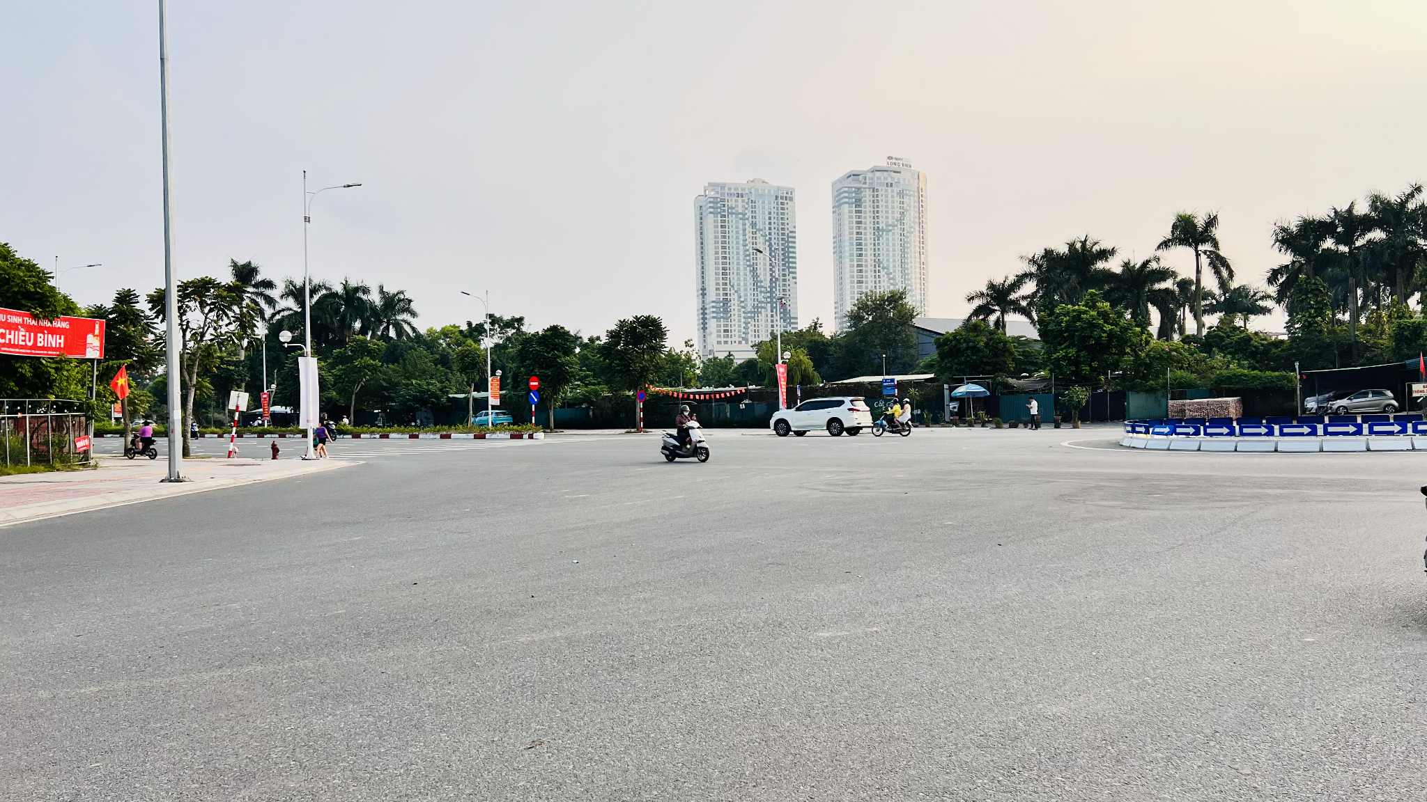 bán nhà Hồng Tiến, 65m x 4 tầng, mặt tiền 13.5m, vỉa hè đá bóng, xe container quay đầu 4