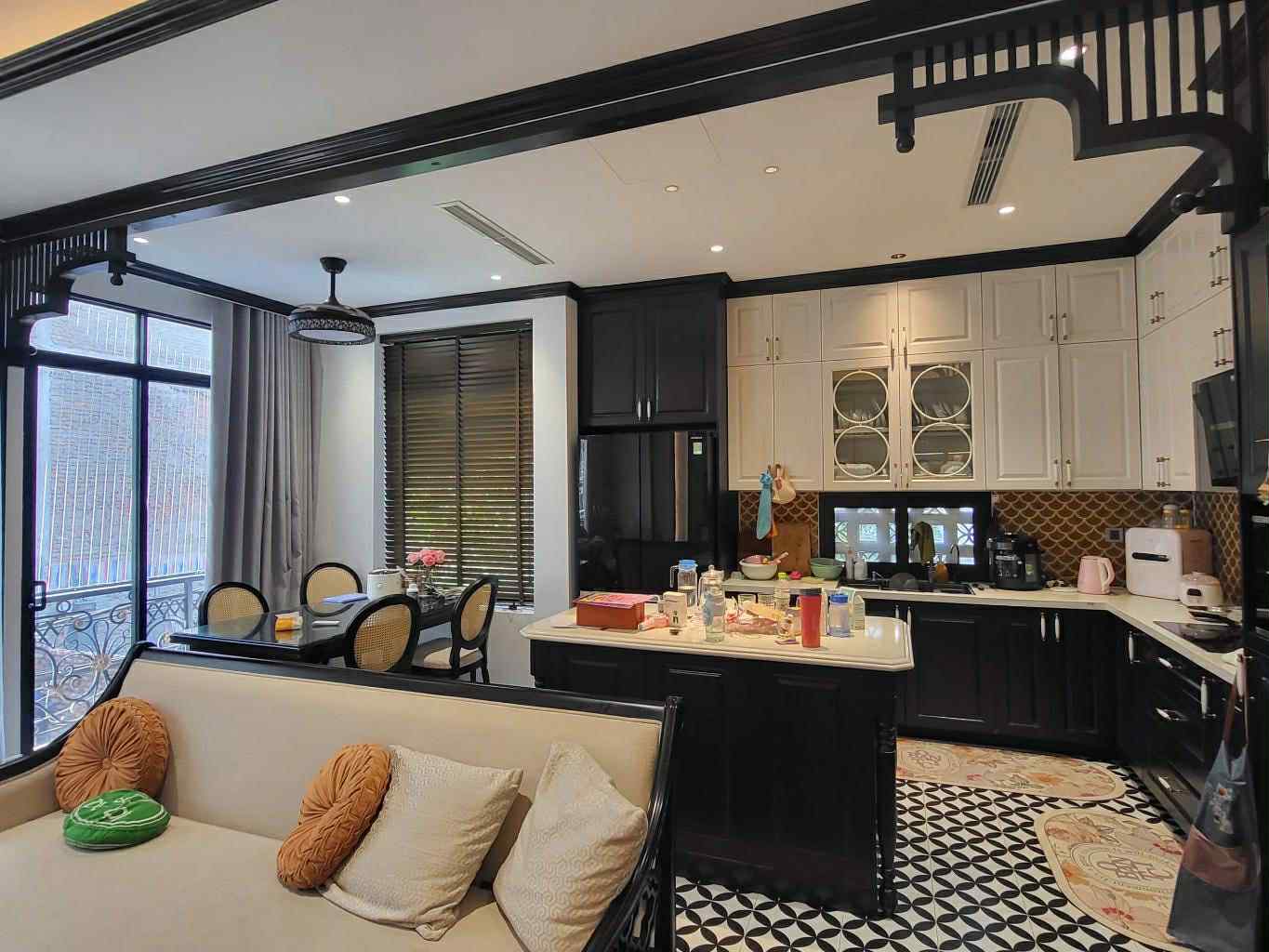 nhà đẹp Hồng Tiến, 65m x 5 tầng, mặt tiền 7.4m, gara ôtô, phong cách indochina 2