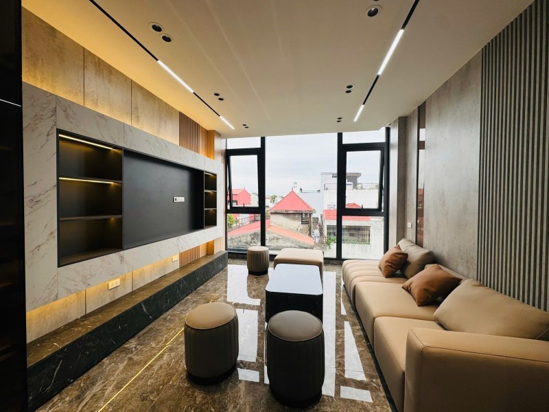 NHÀ ĐẸP Ô TÔ ĐỖ CỬA Phố Nguyễn Văn Cừ  42m2 X 7 Tầng Mặt tiền 3.8m  17.5 Tỷ Long Biên. 3