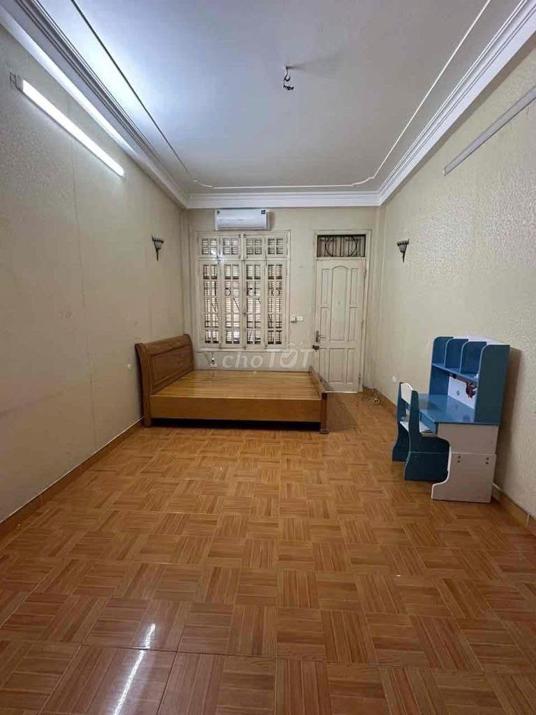 Cho thuê nhà riêng Ngõ Quỳnh, Bạch Mai, Hai Bà Trưng 30m x 5T giá 14TR, 20m ra ô tô 2