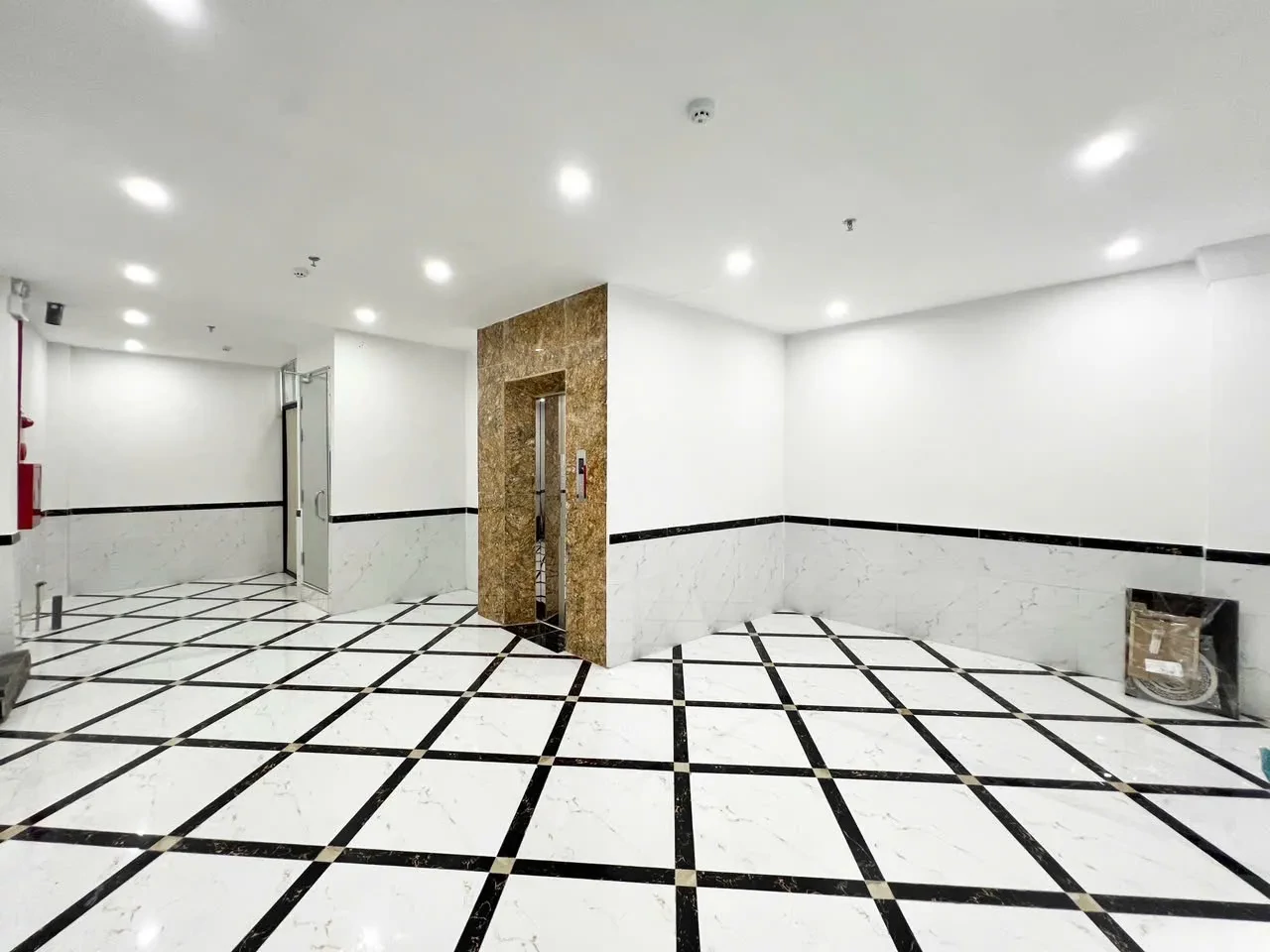 Bán Nhà Lê Duẩn 56m2. 6 tầng. mặt tiền 4m. giá 14.6 Tỷ Đống Đa Hà Nội 2