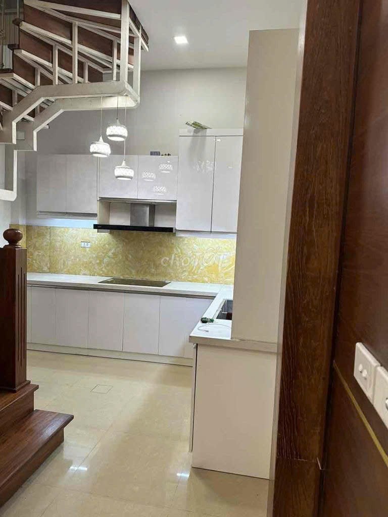 Cho thuê nhà riêng Ngõ Quỳnh, Bạch Mai, Hai Bà Trưng 30m x 5T giá 14TR, 20m ra ô tô 4