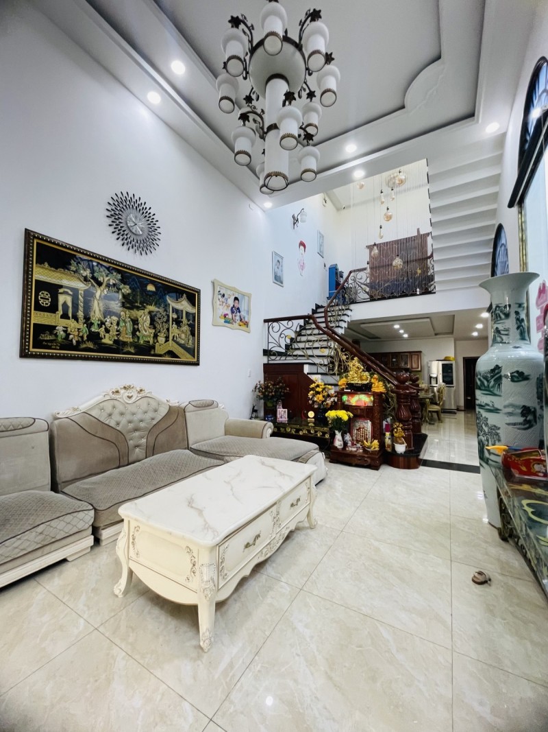 Bán nhà mặt phố Q.2, P. Cát Lái, đường Số 10, DT 162m2, 3 tầng, 4PN. Sổ hồng, giá 18.7 tỷ.