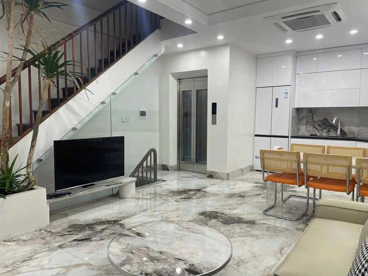 Cho thuê nhà riêng ngõ 150 Hoa Bằng - Cầu Giấy 35m x 6T giá 25tr NHÀ ĐẸP - THANG MÁY