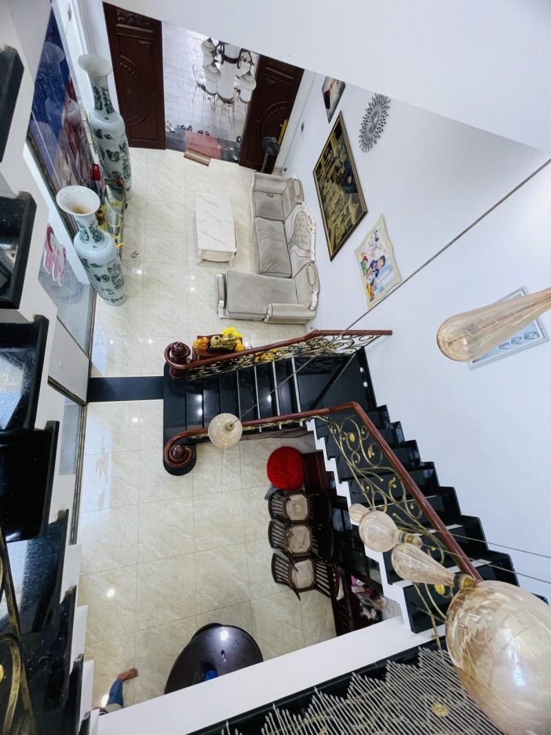 Bán nhà mặt phố Q.2, P. Cát Lái, đường Số 10, DT 162m2, 3 tầng, 4PN. Sổ hồng, giá 18.7 tỷ. 2
