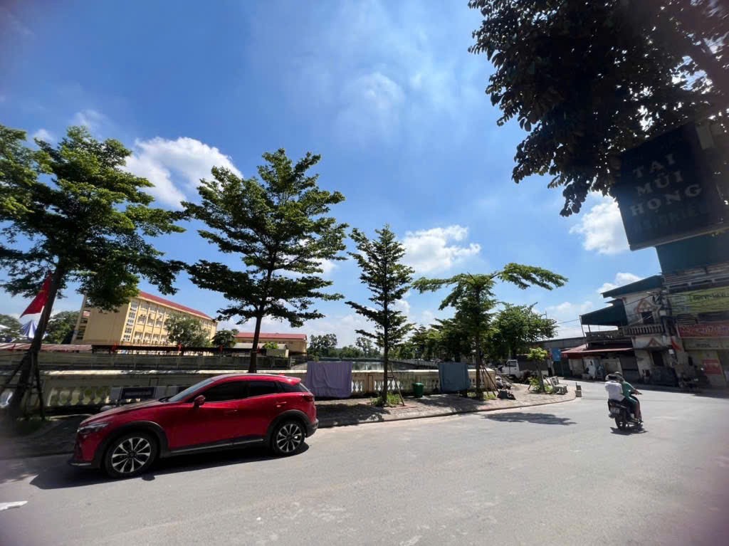 BÁN ĐẤT TẶNG NHÀ CẤP 4  GẦN KHU CÔNG NGHIỆP NGỌC HỒI