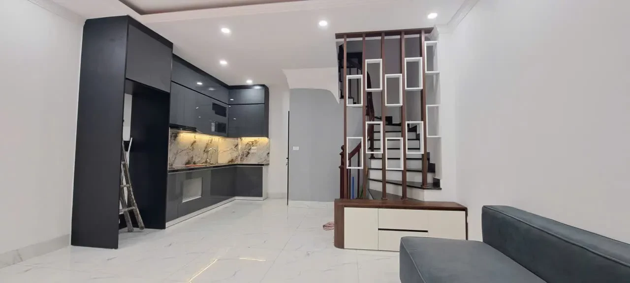 NHÀ MỚI Ở NGAY Phố Nguyễn Văn Cừ 36m2 X 5 Tầng X 7.6 tỷ Long Biên Hà Nội. 3