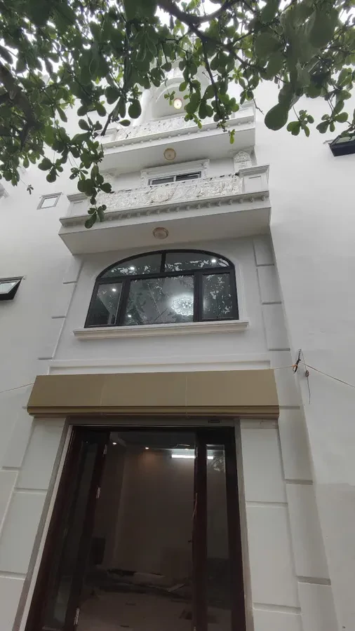 NHÀ MƯỚI 6 TẦNG THANG MÁY KINHH DOANH Ô TÔ ĐỖ CỬA- VÀO NHÀ  Nguyễn Văn Linh 35m2  X 9.8 tỷ Long