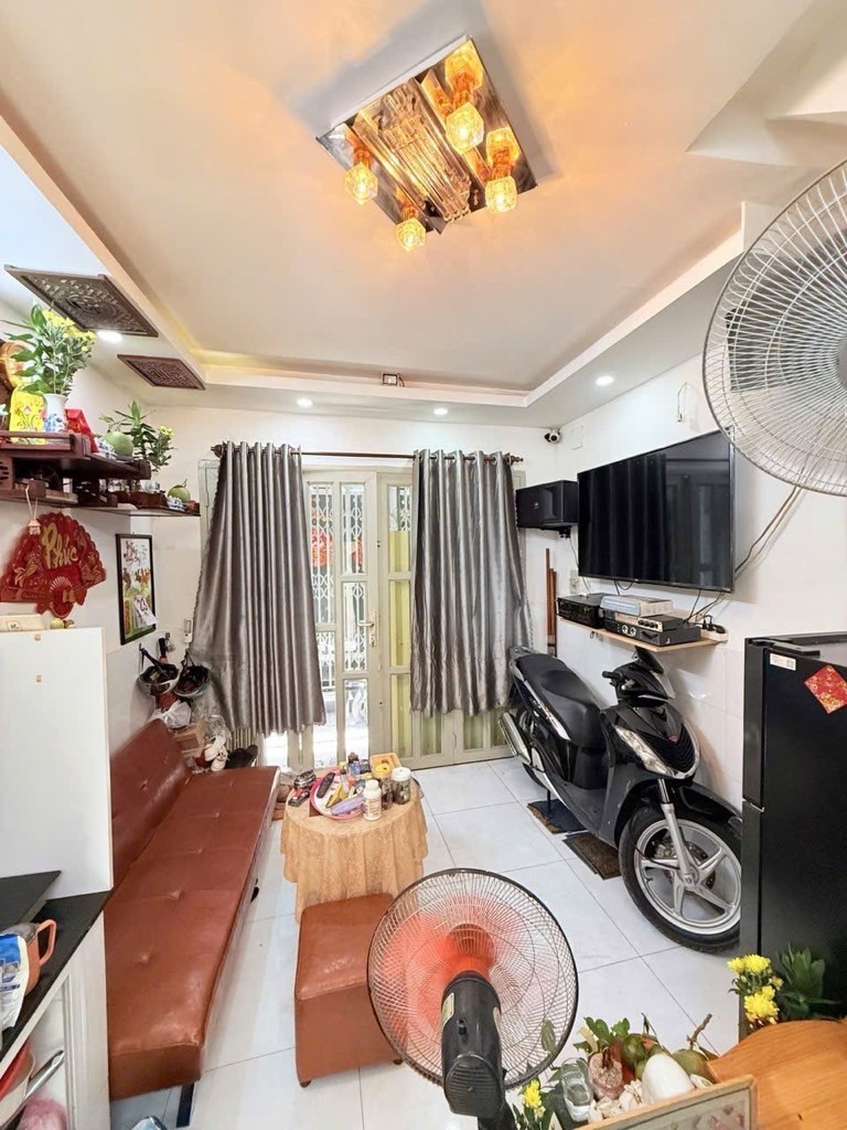 Bán nhà Bùi Thế Mỹ 3 tầng 2 mặt hẻm trước sau nhỉnh 2 tỷ 4