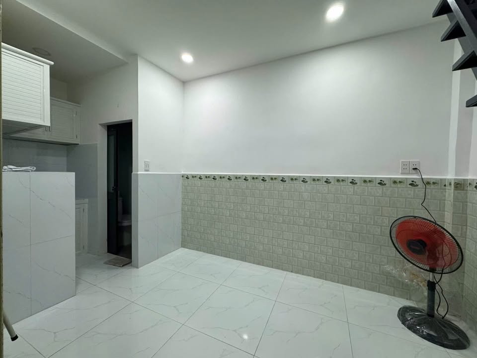 Bán nhà hẻm thông Âu Cơ, sổ hồng riêng hơn 1 tỷ 2