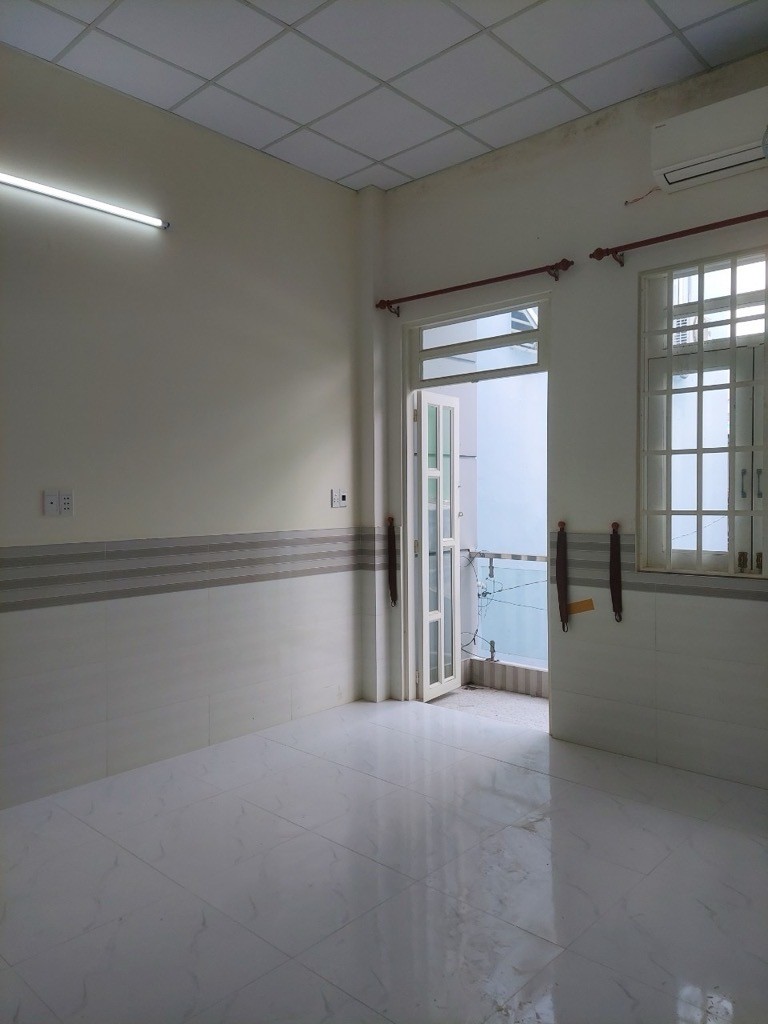 Bán nhà hẻm thông Lạc Long Quân 46M2, DTSD 110M2, 5 TỶ 2 5