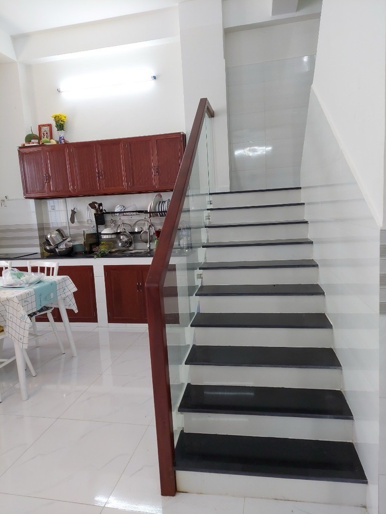 Bán nhà hẻm thông Lạc Long Quân 46M2, DTSD 110M2, 5 TỶ 2 4