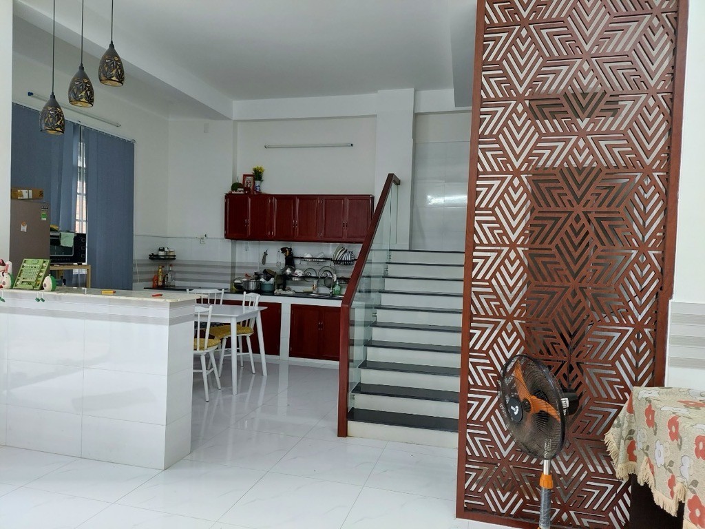 Bán nhà hẻm thông Lạc Long Quân 46M2, DTSD 110M2, 5 TỶ 2 3