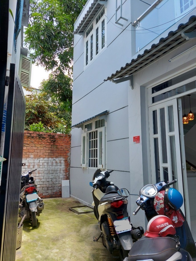 Bán nhà hẻm thông Lạc Long Quân 46M2, DTSD 110M2, 5 TỶ 2 2