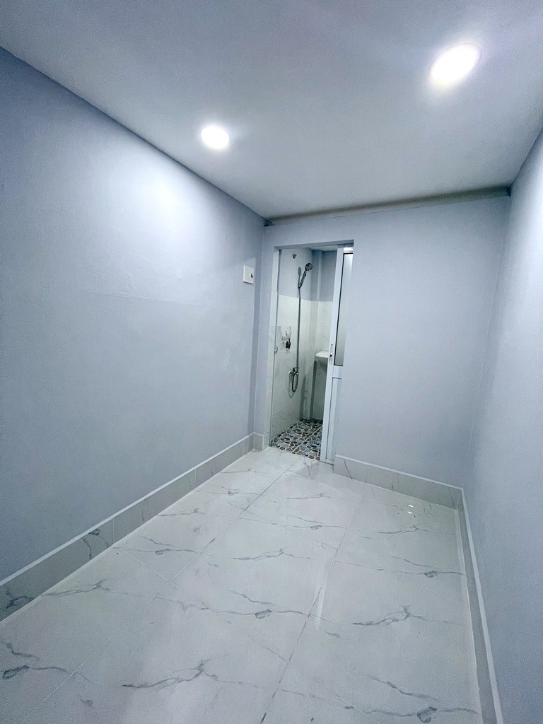 Bán nhà HXH, Lạc Long Quân, hẻm thông, 22m2 hơn 2 tỷ 4