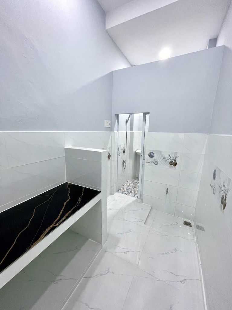 Bán nhà HXH, Lạc Long Quân, hẻm thông, 22m2 hơn 2 tỷ 3