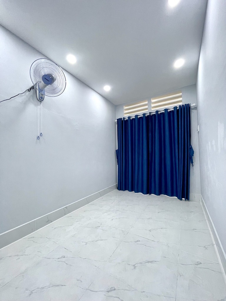 Bán nhà HXH, Lạc Long Quân, hẻm thông, 22m2 hơn 2 tỷ 2