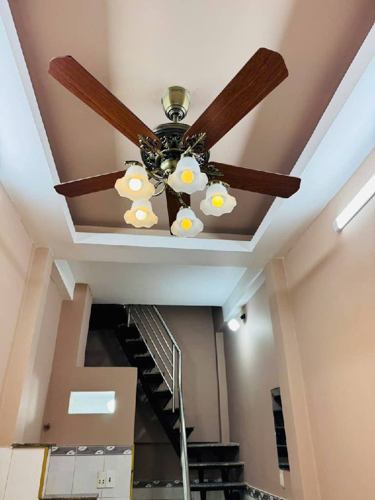 Bán nhà hẻm xe tải thông Âu Cơ, 3 tầng, hơn 2 tỷ 4
