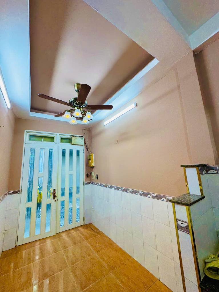 Bán nhà hẻm xe tải thông Âu Cơ, 3 tầng, hơn 2 tỷ 3
