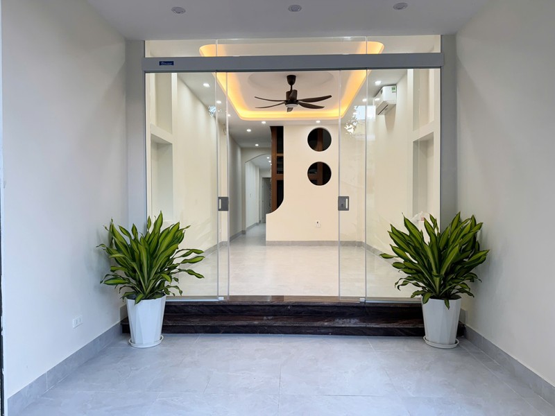 Bán 69m2 nhà 4 tầng, thang máy, 5PN sát chợ Diêm Gỗ, Việt Hưng. Chỗ đỗ xe miễn phí 2