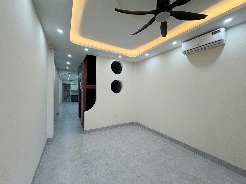 Bán 69m2 nhà 4 tầng, thang máy, 5PN sát chợ Diêm Gỗ, Việt Hưng. Chỗ đỗ xe miễn phí 3