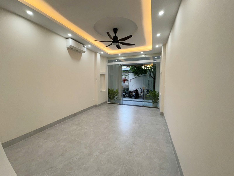 Bán 69m2 nhà 4 tầng, thang máy, 5PN sát chợ Diêm Gỗ, Việt Hưng. Chỗ đỗ xe miễn phí 5