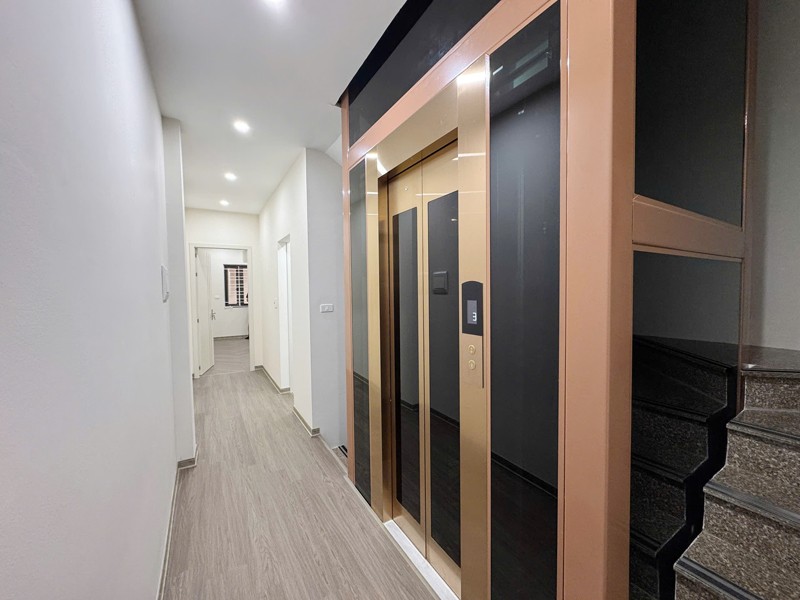 Bán 69m2 nhà 4 tầng, thang máy, 5PN sát chợ Diêm Gỗ, Việt Hưng. Chỗ đỗ xe miễn phí 6