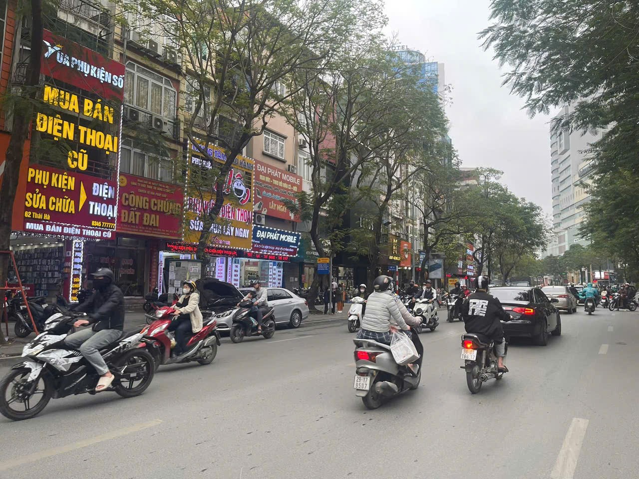 Tôi cần bán nhà mặt ngõ Thái Hà - Vị trí đoạn kinh doanh sầm uất nhất phố, vỉa hè rộng 2