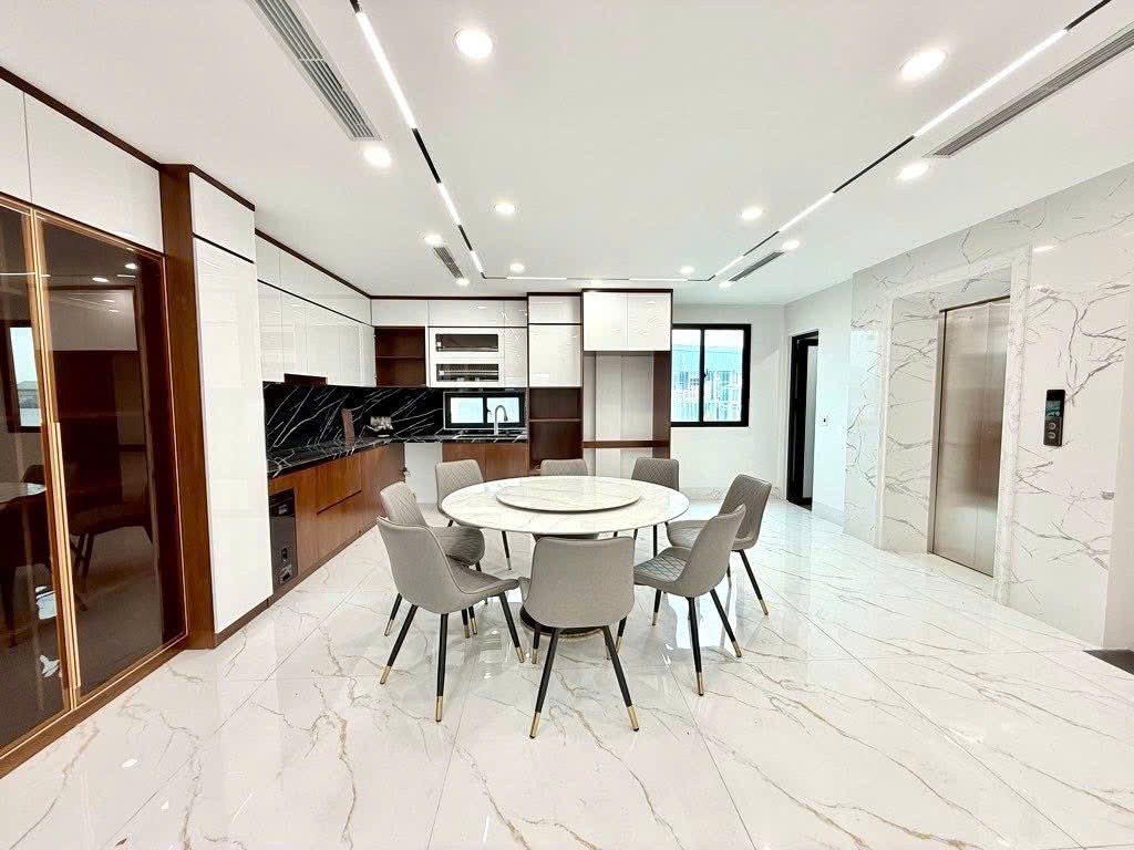 Bán nhà mặt phố Hoàng Văn Thá chỉ hơn 300tr/mi vỉa hè rộng kinh doanh sầm uất - Lô góc 83m 32 tỷ 4