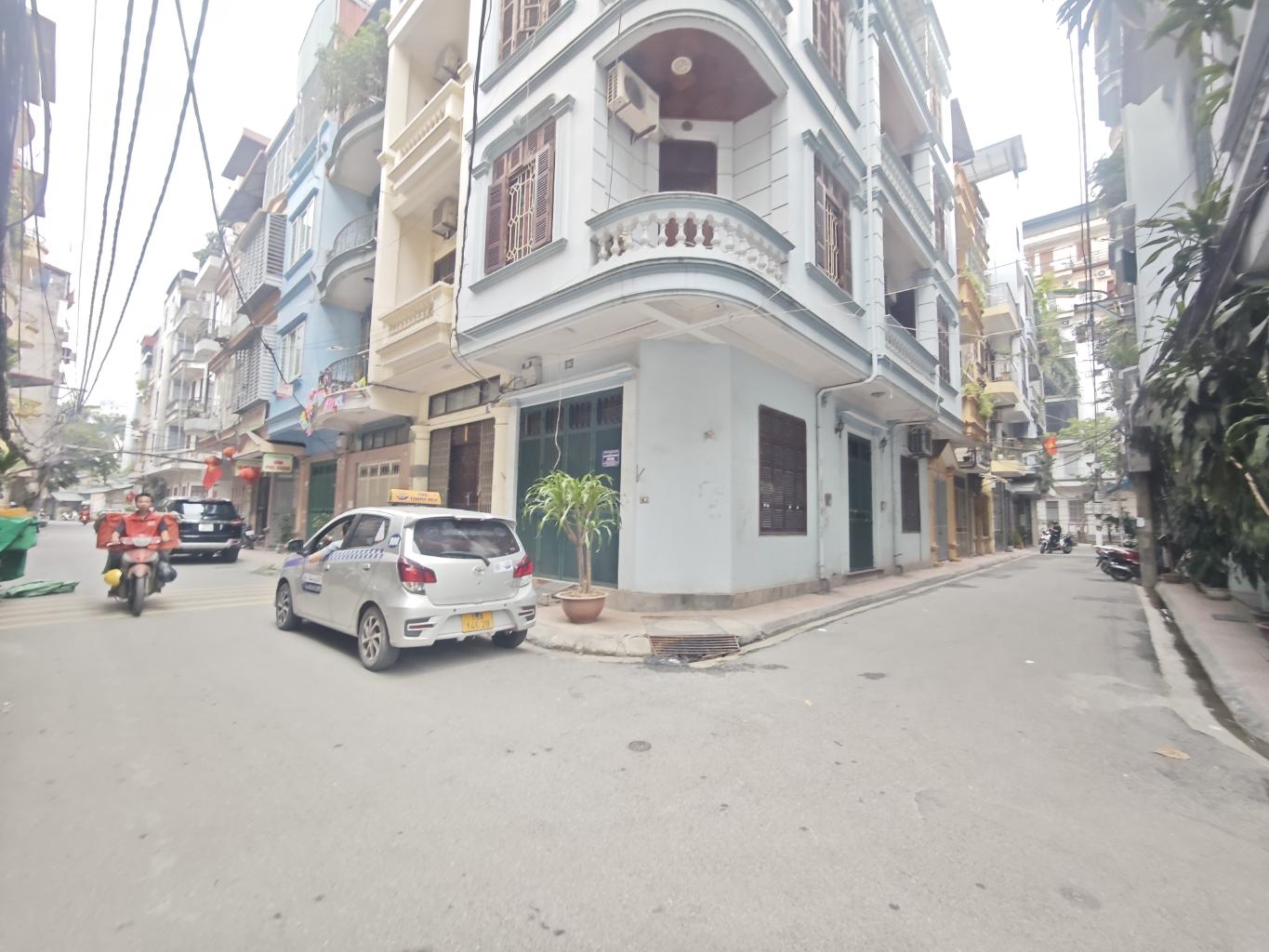 Bán nhà Trần Cung, Hoàng Quốc Việt, Phân lô, Oto vào nhà, Thang máy, Nội thất xịn, Kinh doanh, 52m2