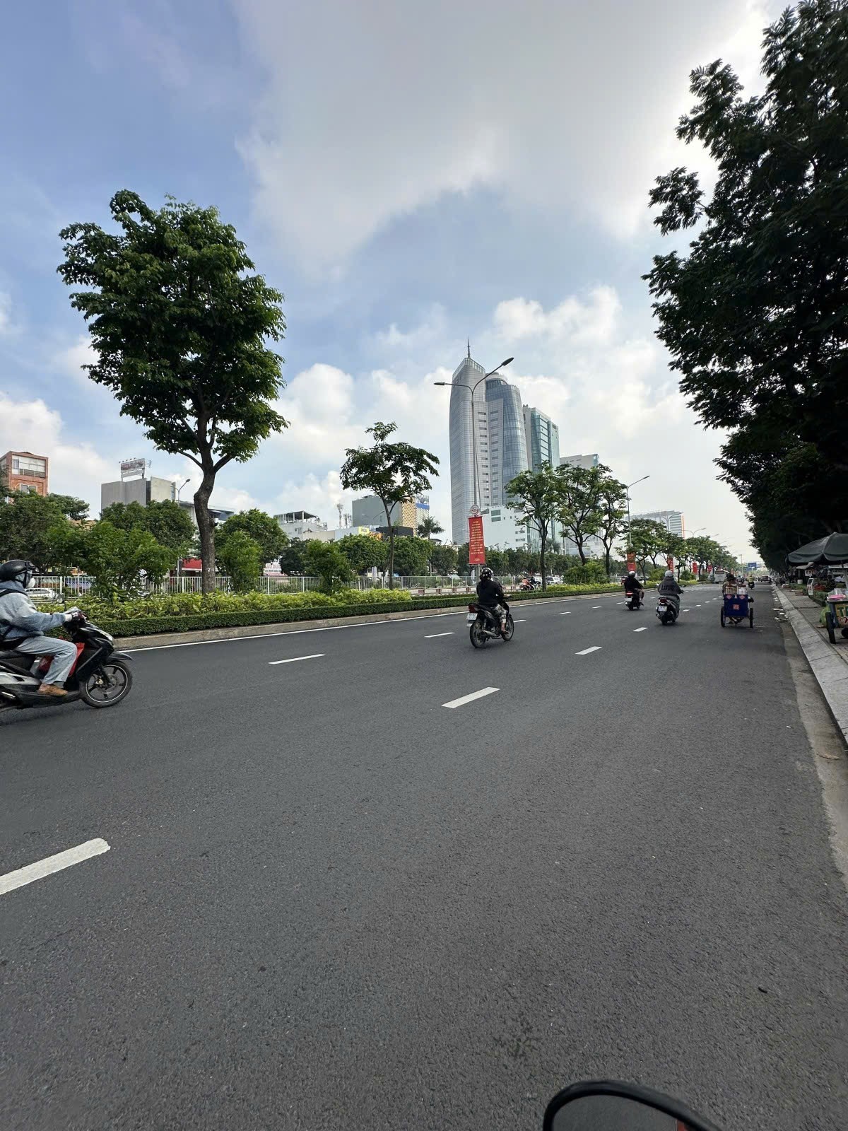 CHDV CẠNH ĐH HUTECH - 84m2 NỞ HẬU - 8 PHÒNG LUÔN FULL - 15 TỶ 6