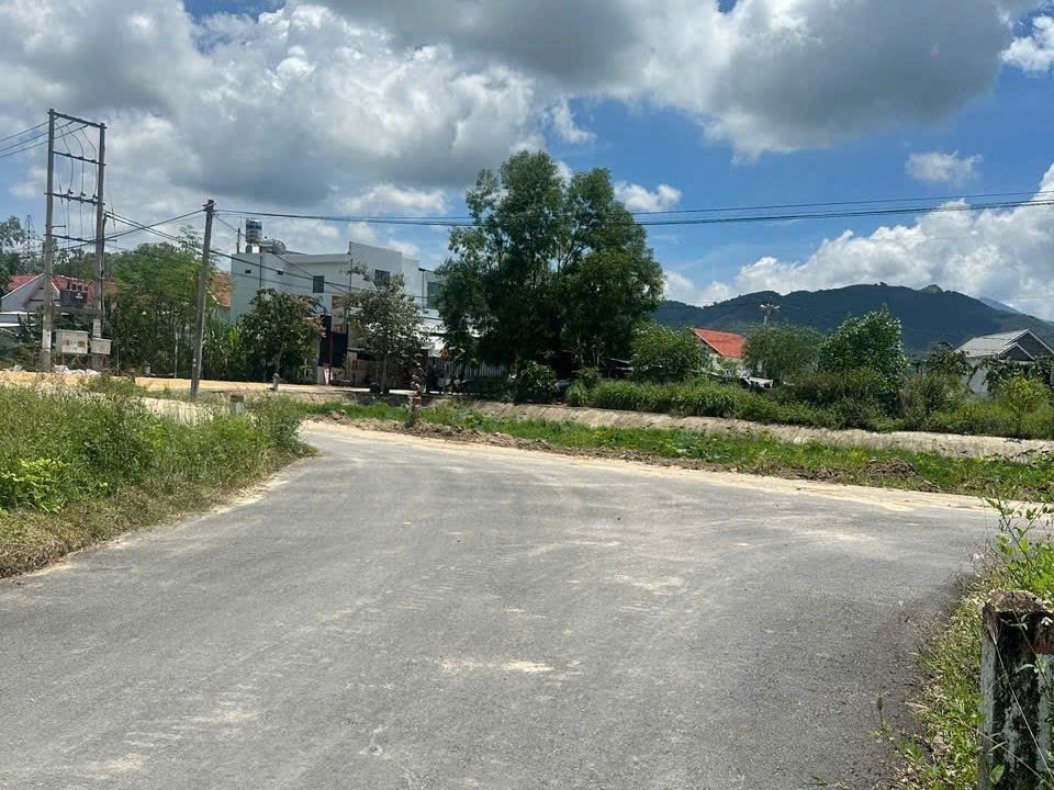Bán Suối Cát thôn Tân Xương đối diện khu tái định cư - gần chợ kết nối Hương Lộ 39 và QL1A 5