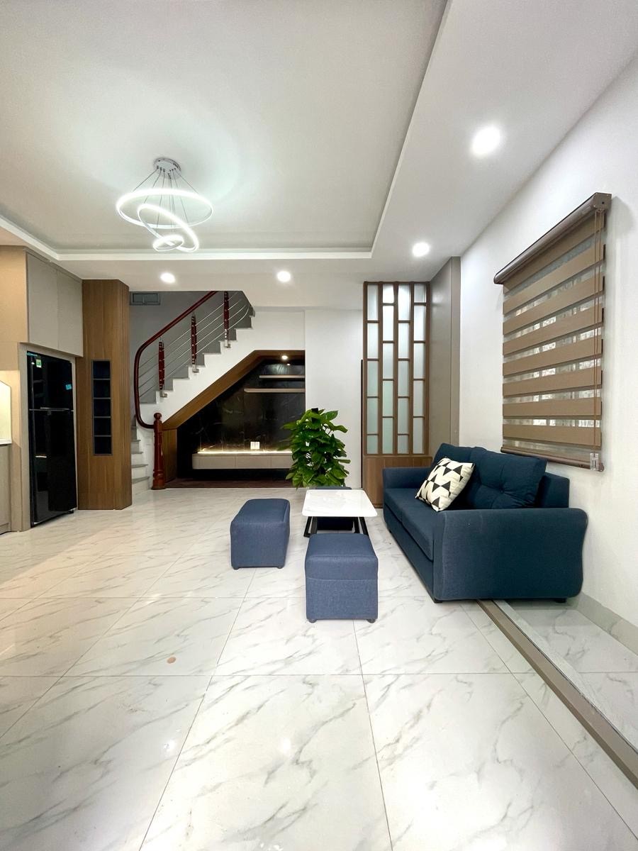 Bán gấp nhà lô góc Minh Khai - 5 tầng mới cứng - sân trước nhà rộng miên man - chỉ 8 tỷ hơn 2