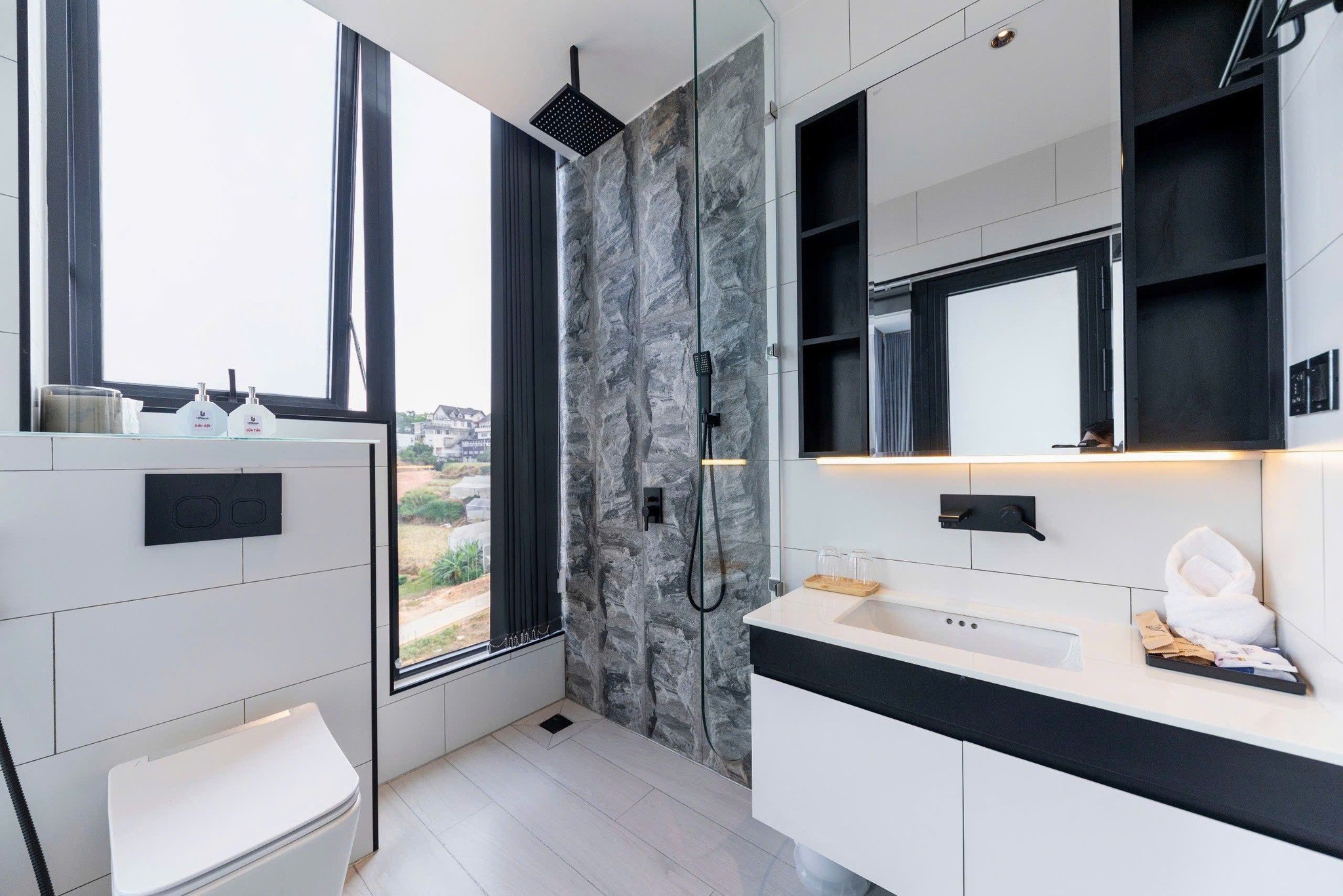 CẦN TIỀN BÁN GẤP KHÁCH SẠN ĐÀ LẠT - VIEW THOÁNG - KINH DOANH TỐT ĐƯỜNG PHÙ ĐỔNG THIÊN VƯƠNG 300m2 4