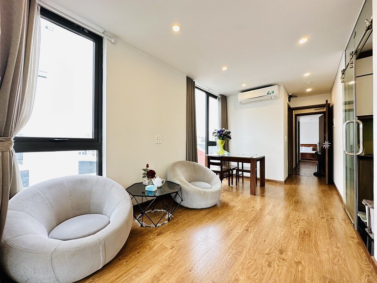 Cho thuê căn hộ 2PN rộng 75m2 tại Tô Ngọc Vân, Tây Hồ, đủ đồ đẹp, sáng thoáng