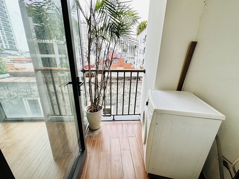 Cho thuê căn hộ 2PN rộng 75m2 tại Tô Ngọc Vân, Tây Hồ, đủ đồ đẹp, sáng thoáng 4