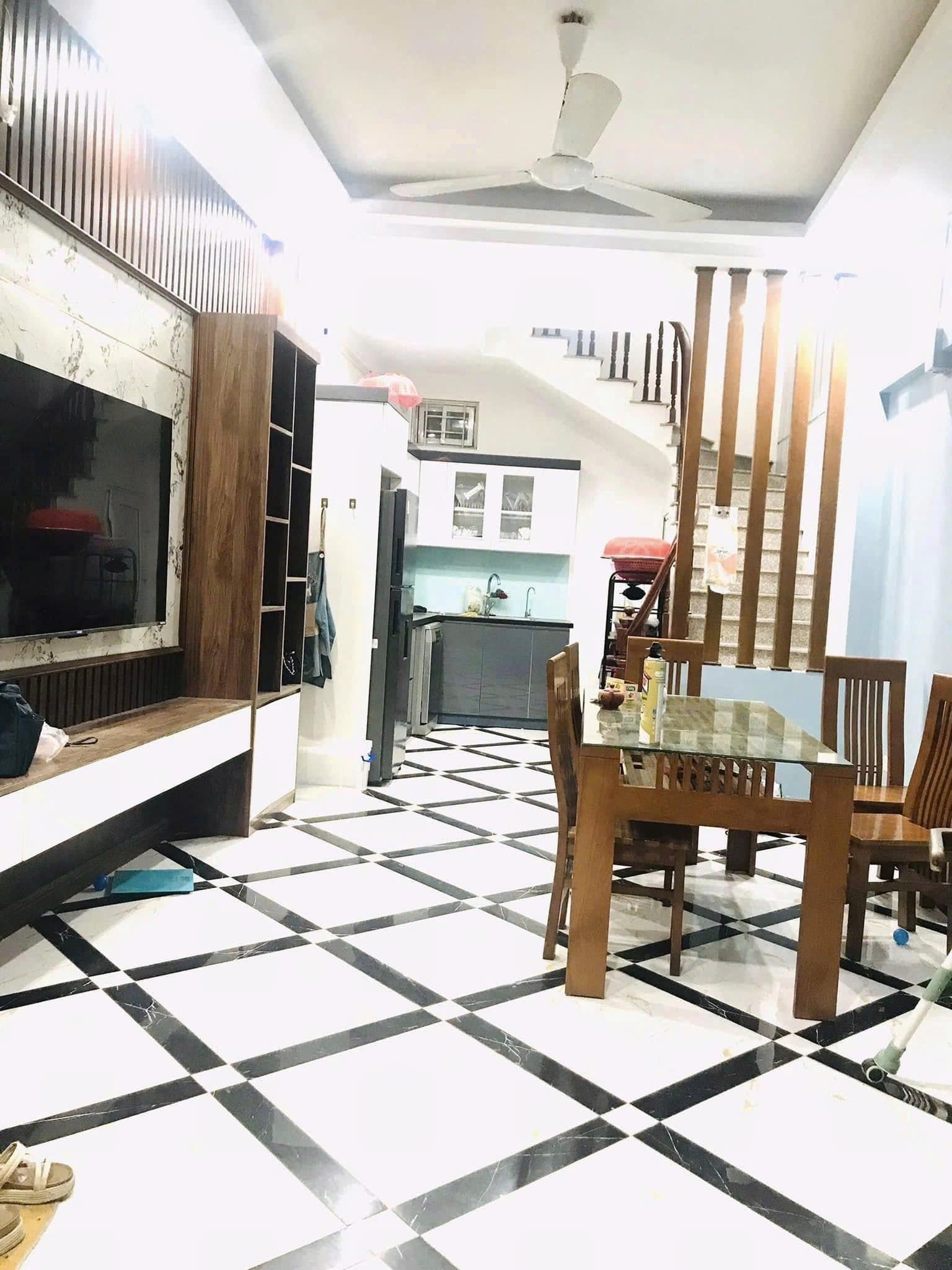 Cho thuê nhà ngõ 63 Trần Quốc Vượng, Cầu Giấy 35m x 5T giá 16TR, Ở NHÓM 8 NGƯỜI