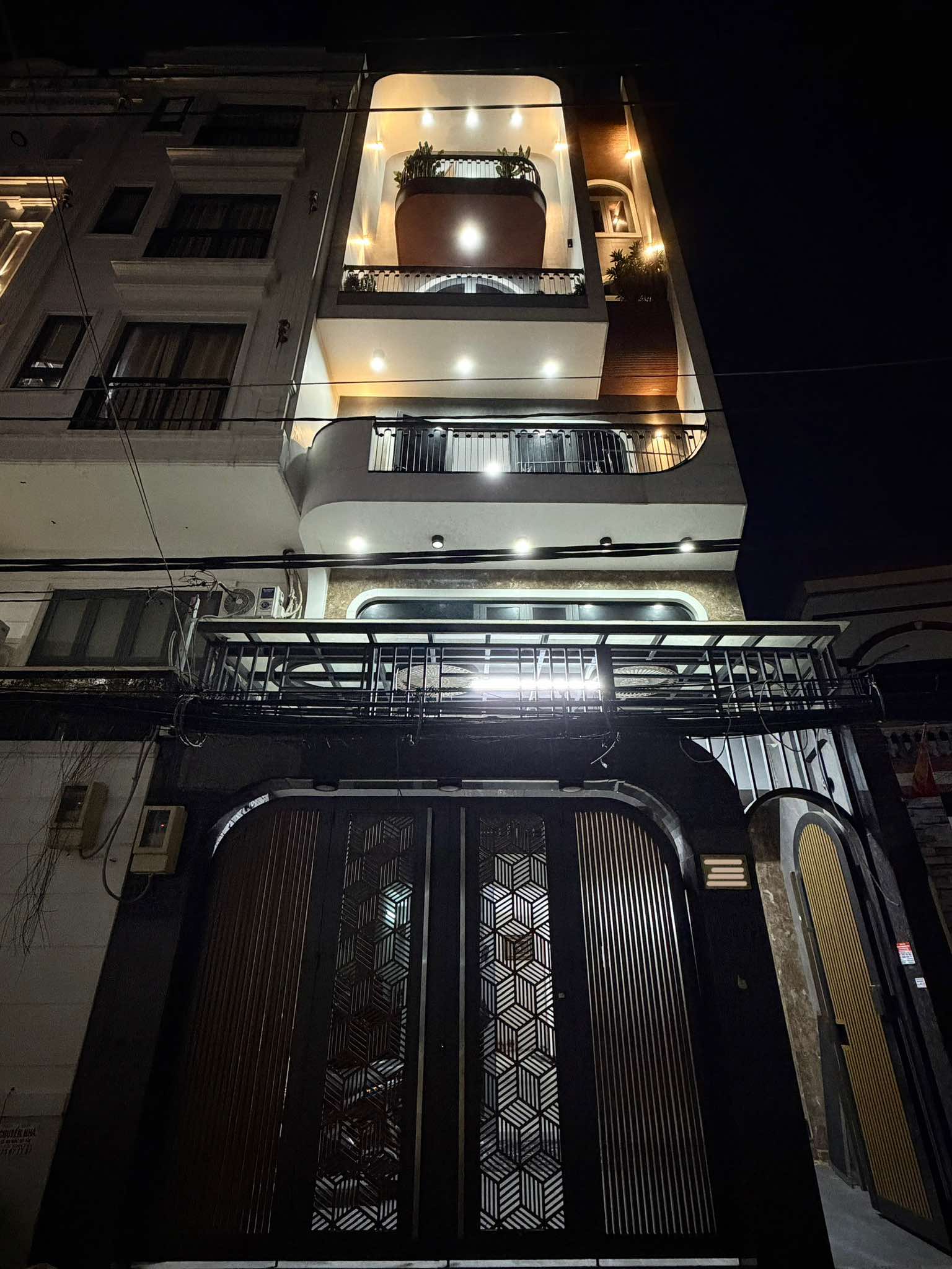 TOÀ NHÀ 8 TẦNG THANG MÁY - LÔ GÓC 3 MẶT THOÁNG - 13 PHÒNG HẺM NHỰA 6M - 24 TỶ 7