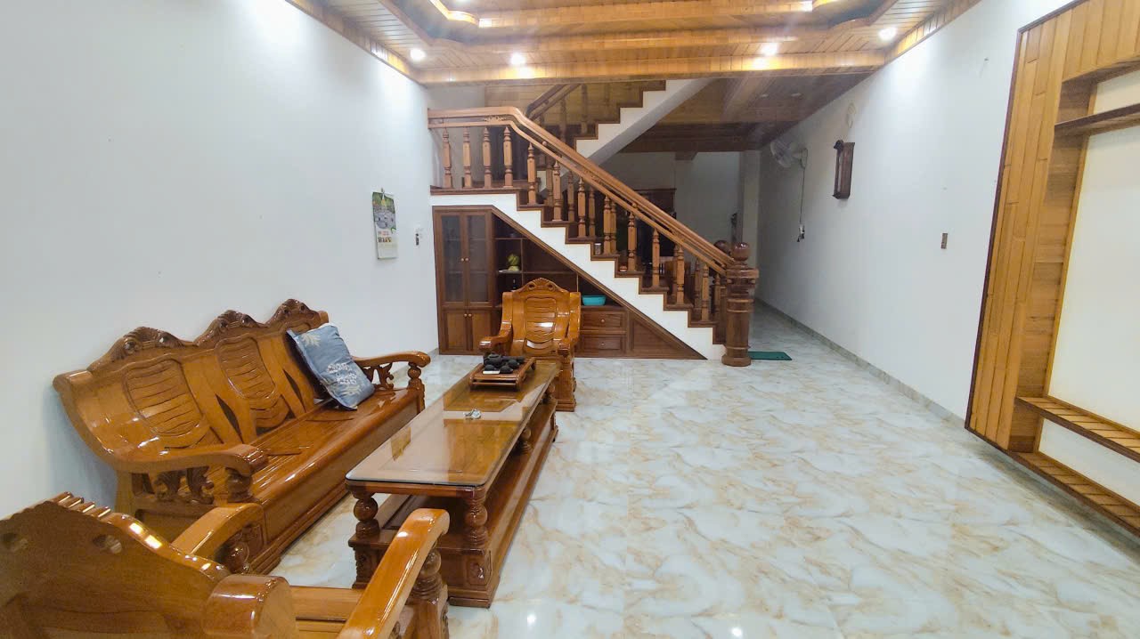 Bán nhà 3 tầng , nội thất gỗ 90% đẹp gần KDT Vính Điềm Trung- chỉ cần xách Vali vào ở luôn