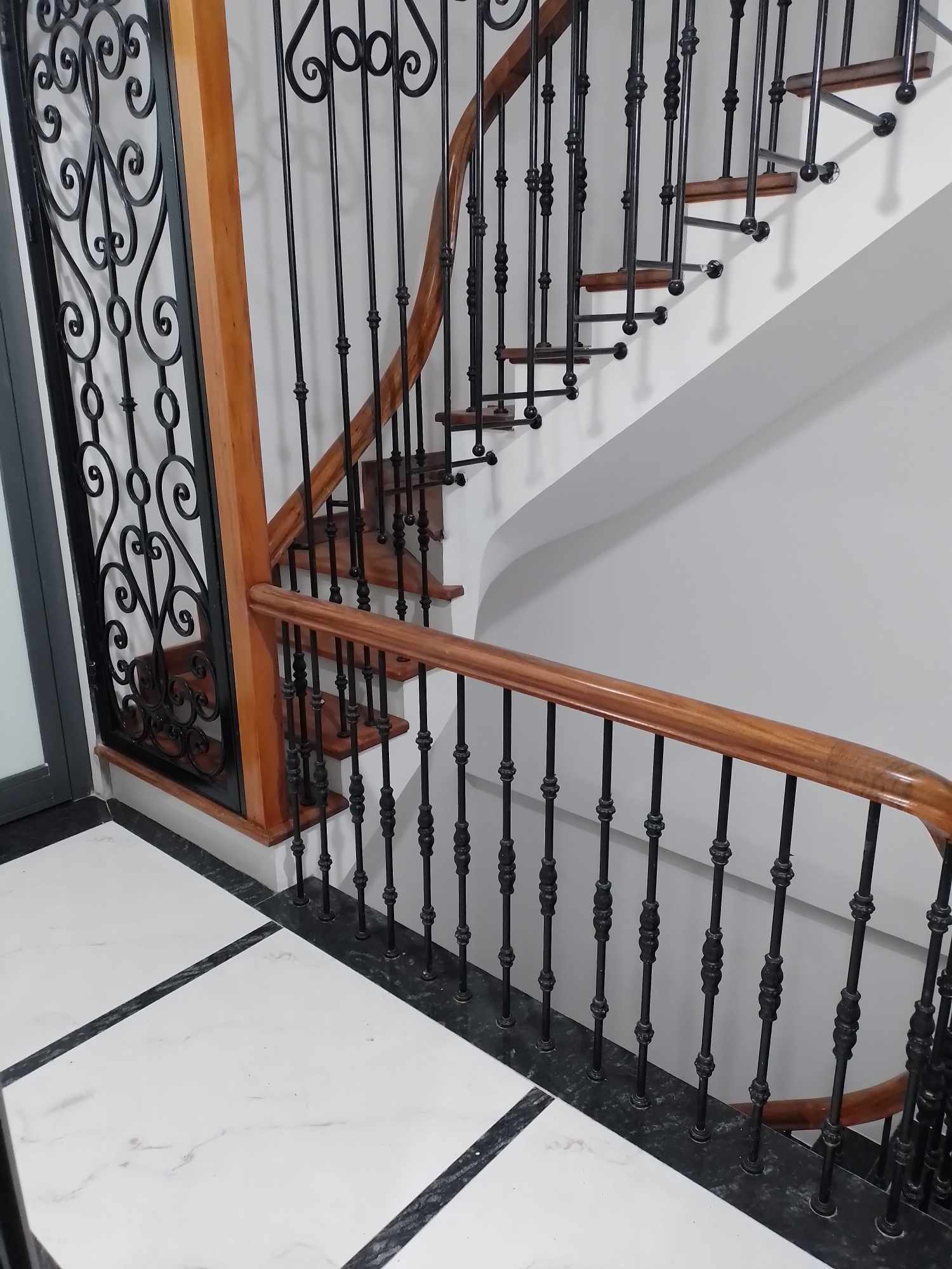 Cho thuê nhà lô góc, mới , thang máy,vỉa hè, 117m2- 5T, Duy Tân_45 Tr 3