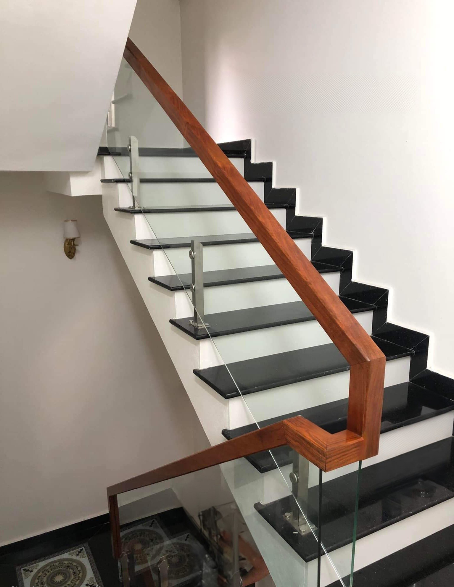 Cho thuê nhà mới, căn góc, Mai Hắc Đế, thang máy; vỉa hè 98m2* 5T- 32 Tr 2
