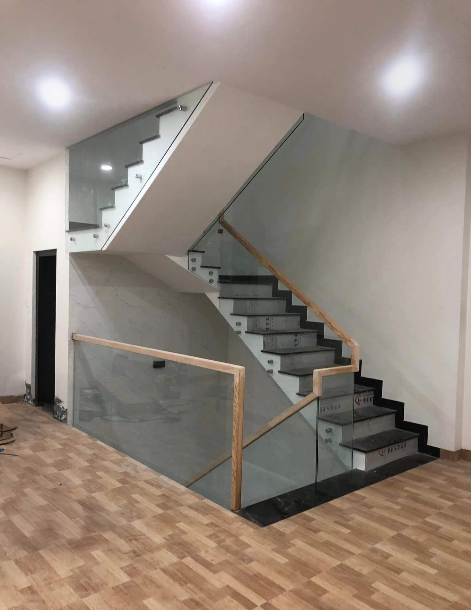 Cho thuê Nhà mới , thang máy,vỉa hè, 123m2- 4T, Hoàng Quốc Việt_47 Tr 3