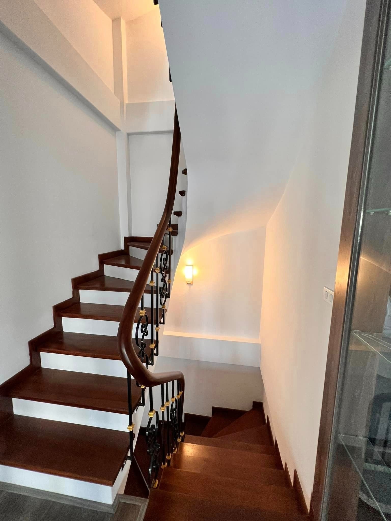 Mình cho thuê Nhà đẹp, Mai Hắc Đế, thang máy; vỉa hè 115m2* 5T- 45 Tr 2