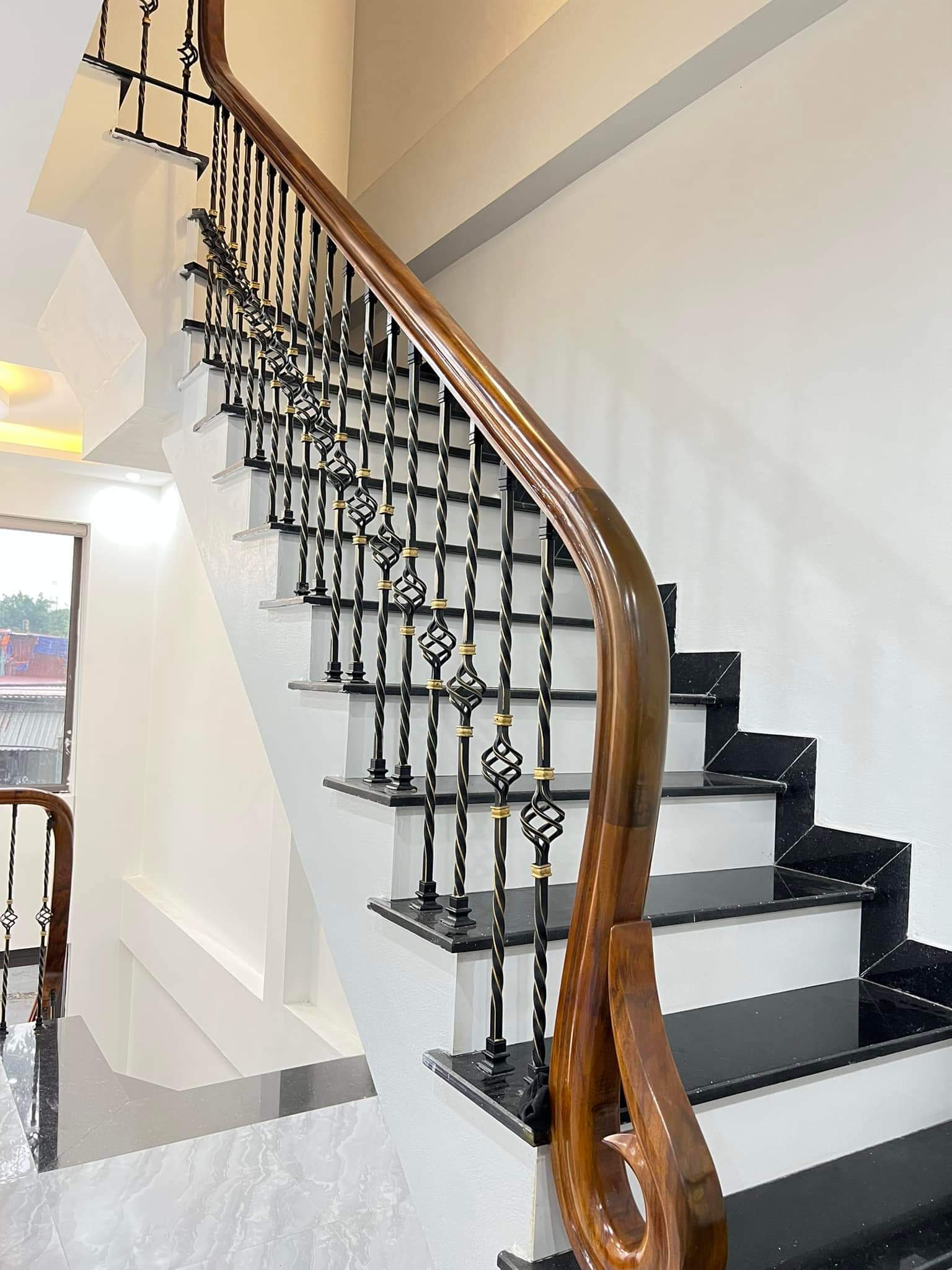 Tôi cho thuê nhà mới, căn góc, 96m2_ 5T; vỉa hè, Hoàng Quốc Việt-30 Tr 2