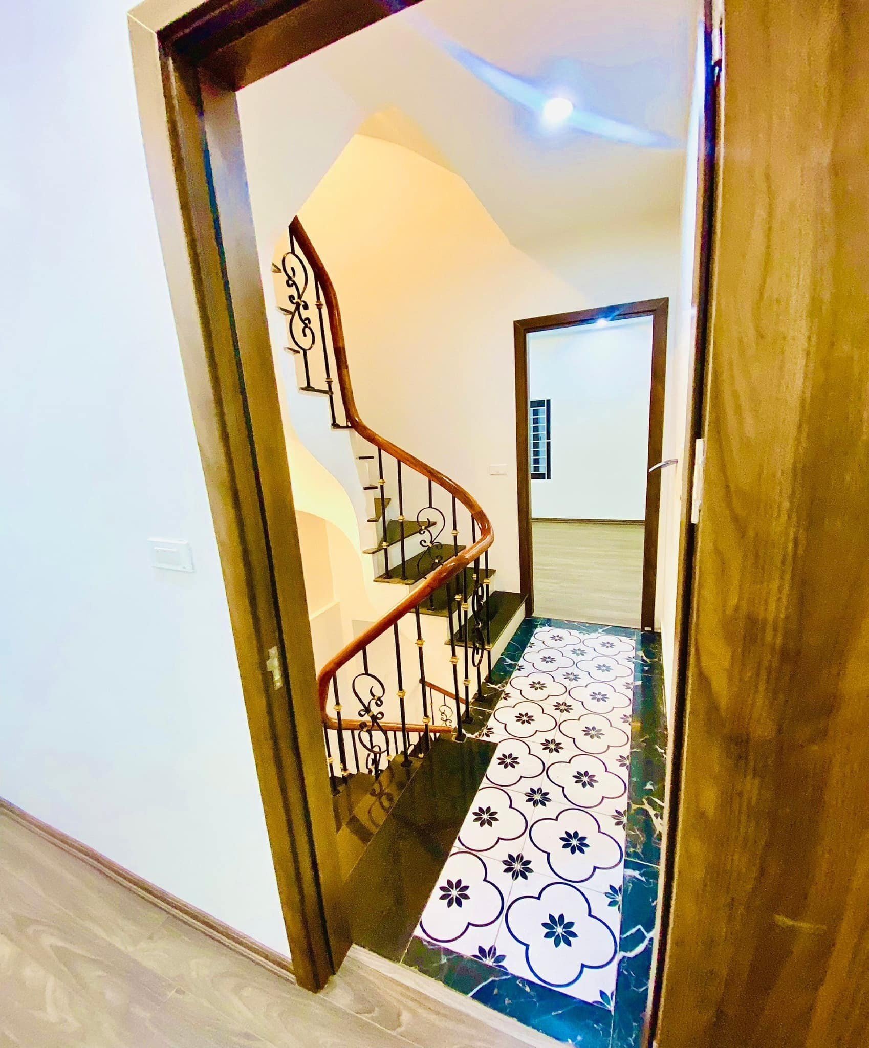 Cho thuê nhà mới, hai cửa đi, Đội Cấn, thang máy; vỉa hè 97m2* 5T- 32 Tr 2