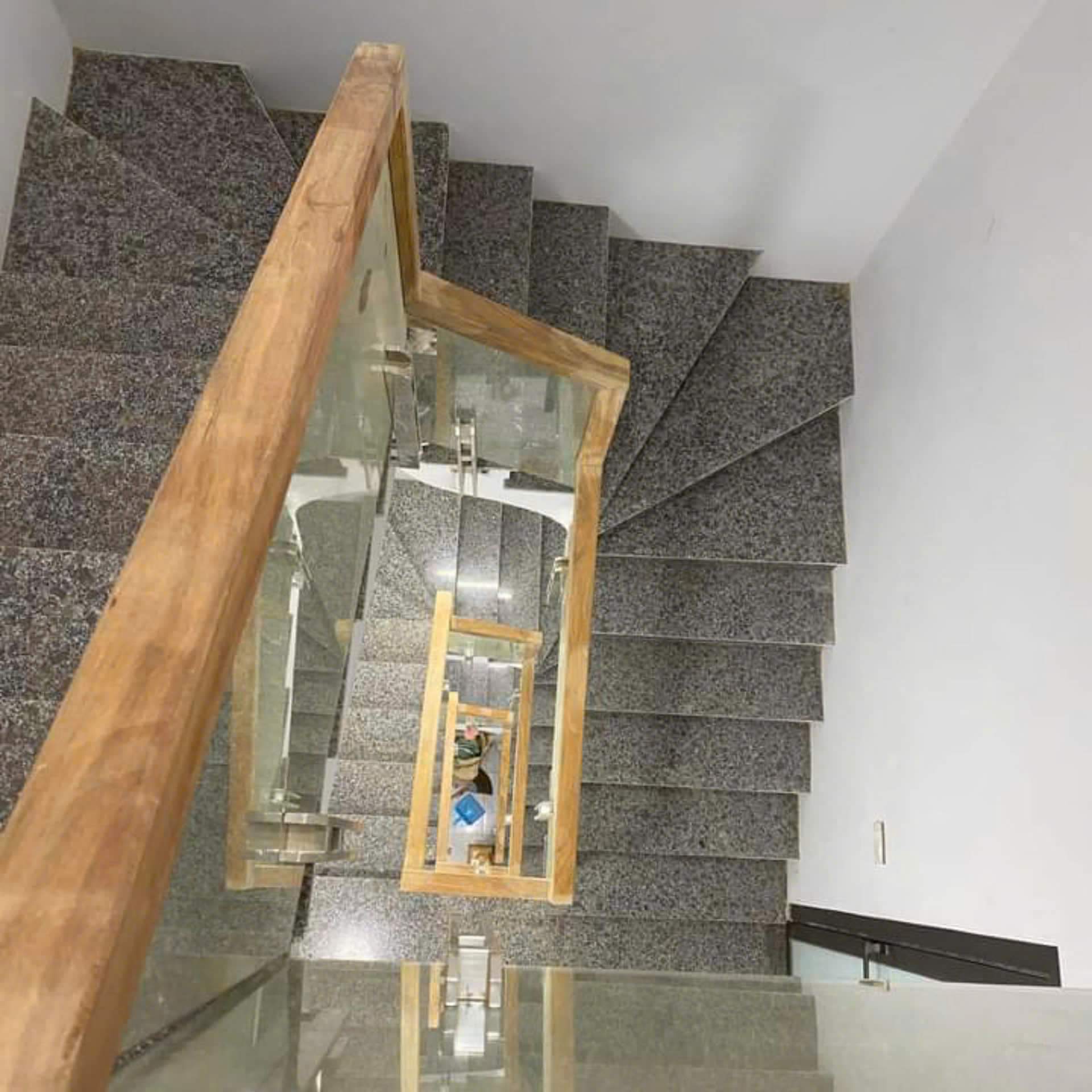 Tôi cho thuê Nhà đẹp, Thái Thịnh, thang máy; vỉa hè 107m2* 4T- 32 Tr 3
