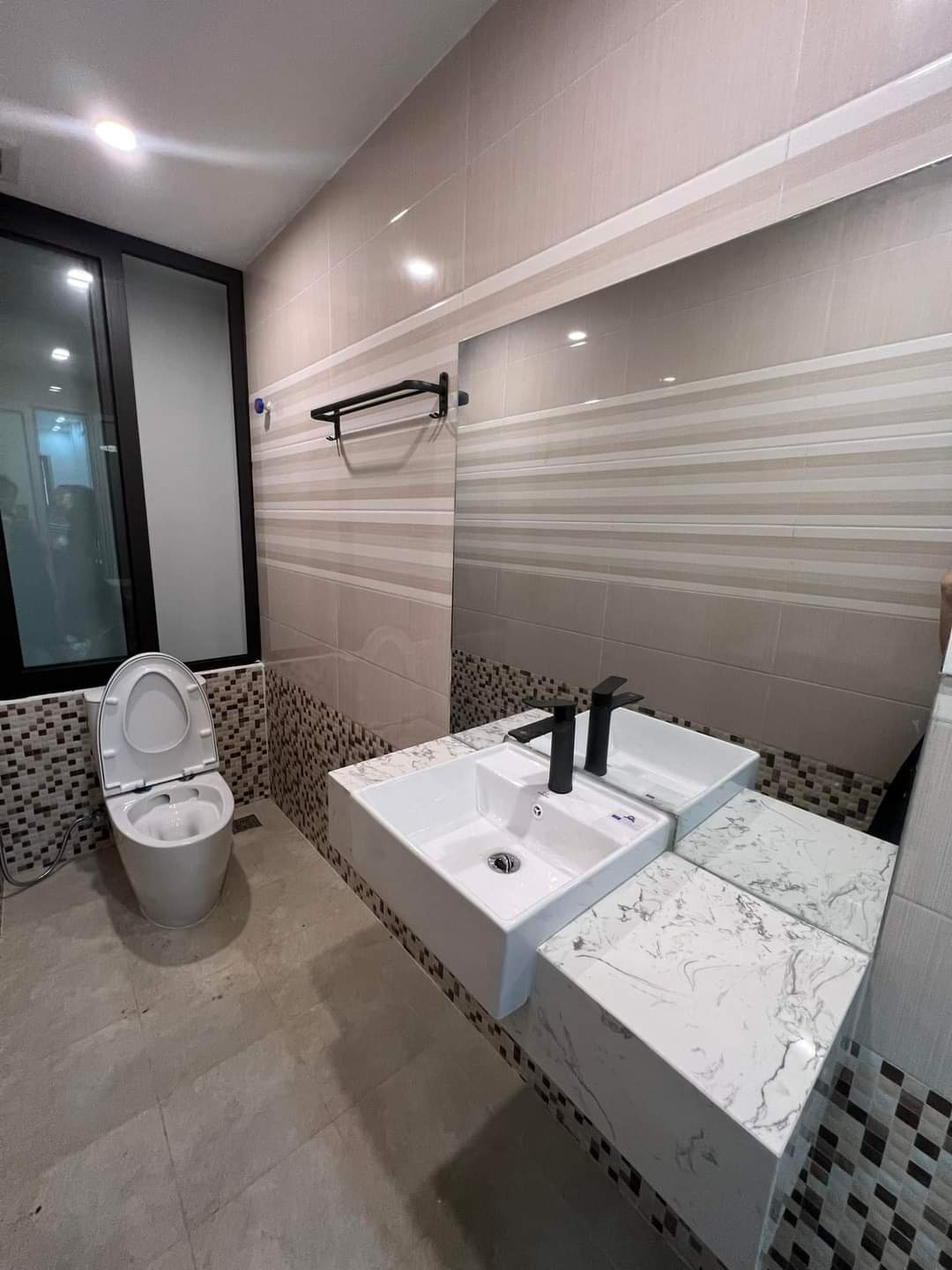 Bán nhà 6 tầng Xuân La, 20m ra oto, Gần phố, Thang máy, Nội thất xịn, 40m2 chỉ nhỉnh 9 tỷ 7
