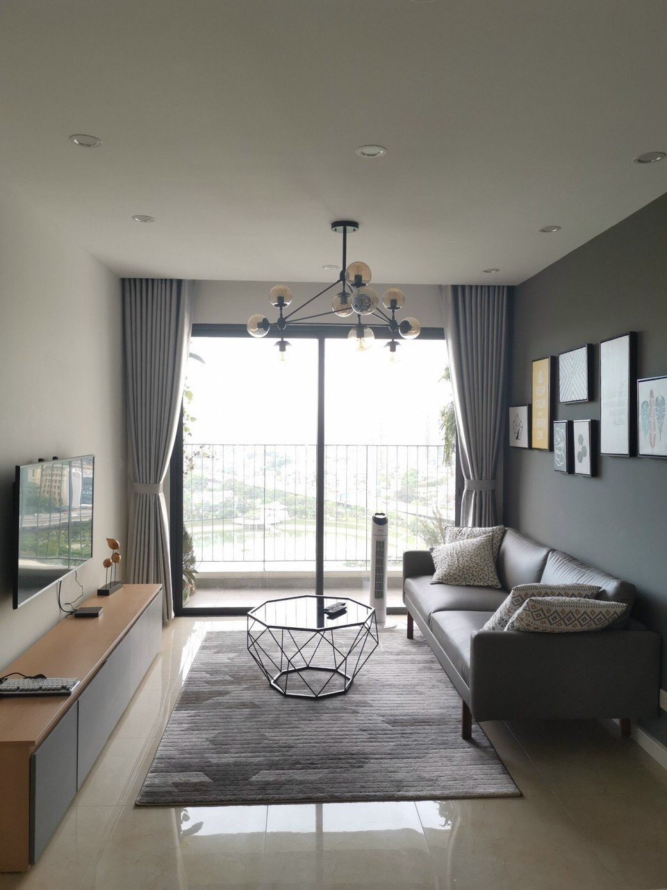 Bán căn hộ 2PN VINHOMES D'CAPITALE - view hồ - giá 8.x tỷ