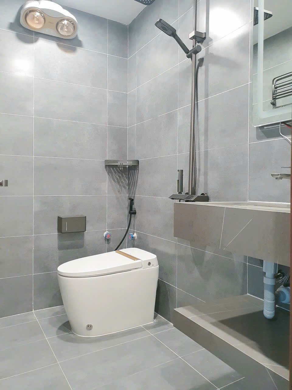 Cho thuê nhà mới, căn góc, Mai Hắc Đế, thang máy; vỉa hè 98m2* 5T- 32 Tr 3