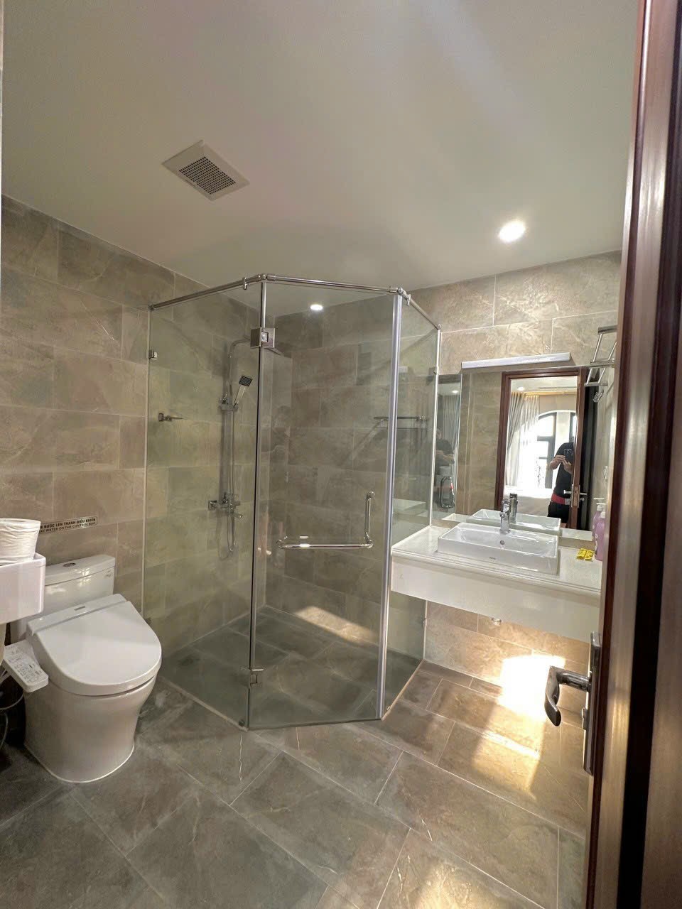 Cho thuê Nhà căn góc, mới, thang máy, 119m2_ 4T; vỉa hè, Đội Cấn-46 Tr 2